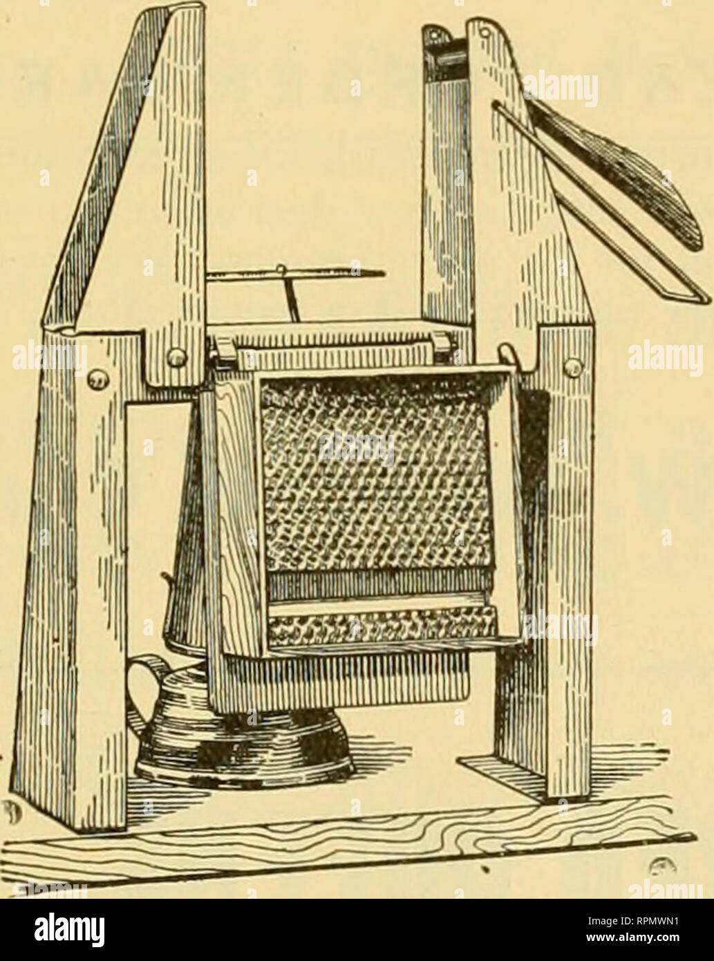 . American bee Journal. Biene Kultur; Bienen. ZICO A. G. WOODMAN CO Grand Rapids, Mich. Der WOODMAN ABSCHNITT FIXER eine kombinierte Abschnitt p • ss und Stiftung Reißverschluss aus gepresstem Stahl Konstruktion. Einer der großen Vorteile dieser Maschine hat mehr als alle anderen auf dem Markt in der oberen und unteren Starter ist, griff sie immer große Stücke der Stiftung. Sie wissen, wie schwer es ist, kleine, schmale Stücke für bot-tom Starter Set. Mit dieser Maschine ein großes Stück Fundament gesetzt und der heißen Platte wird wieder genutzt, um es weg zu durchschneiden, wobei die schmalen unteren Starter. Was ist der große pi Links Stockfoto