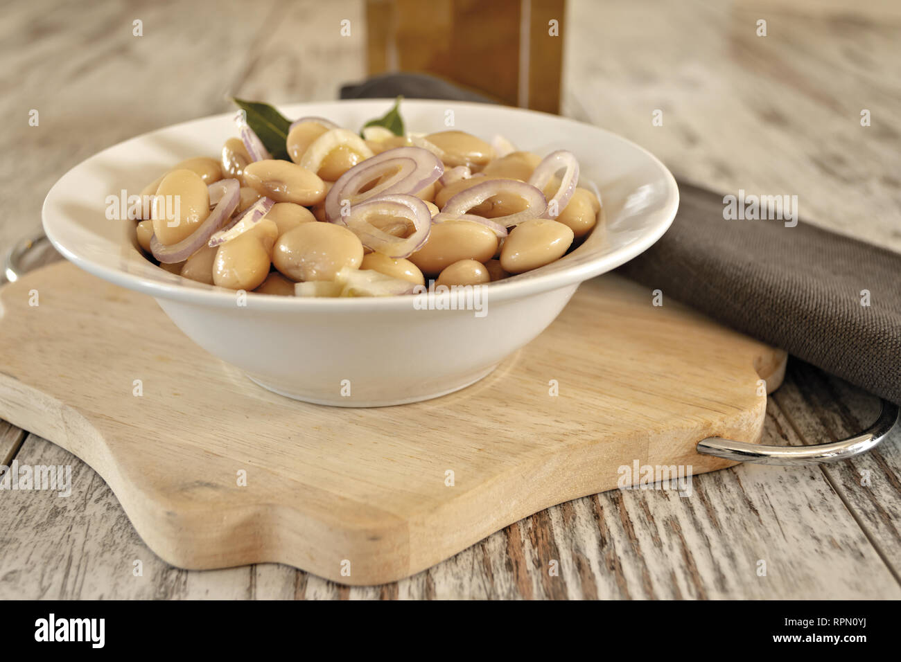 Fagioli bianchi in Insalata con Cipolla piatto Fronte Stockfoto