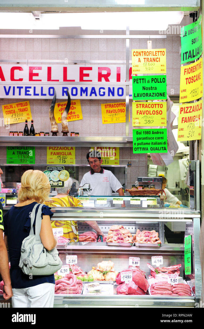 Ein Metzgerladen im Mercato delle Erbe, Bolognas beliebtem überdachten Markt, Emilia Romagna, Italien Stockfoto