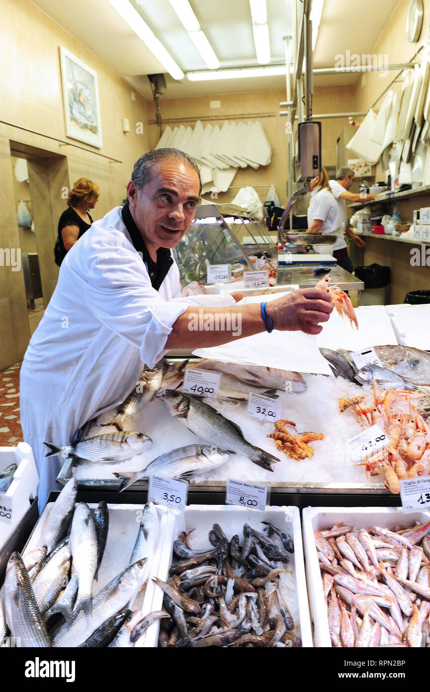 Unscheinbares Porträt eines Fischverkäufers im Mercato di Mezzo, einem beliebten überdachten Markt in Bologna, Italien Stockfoto