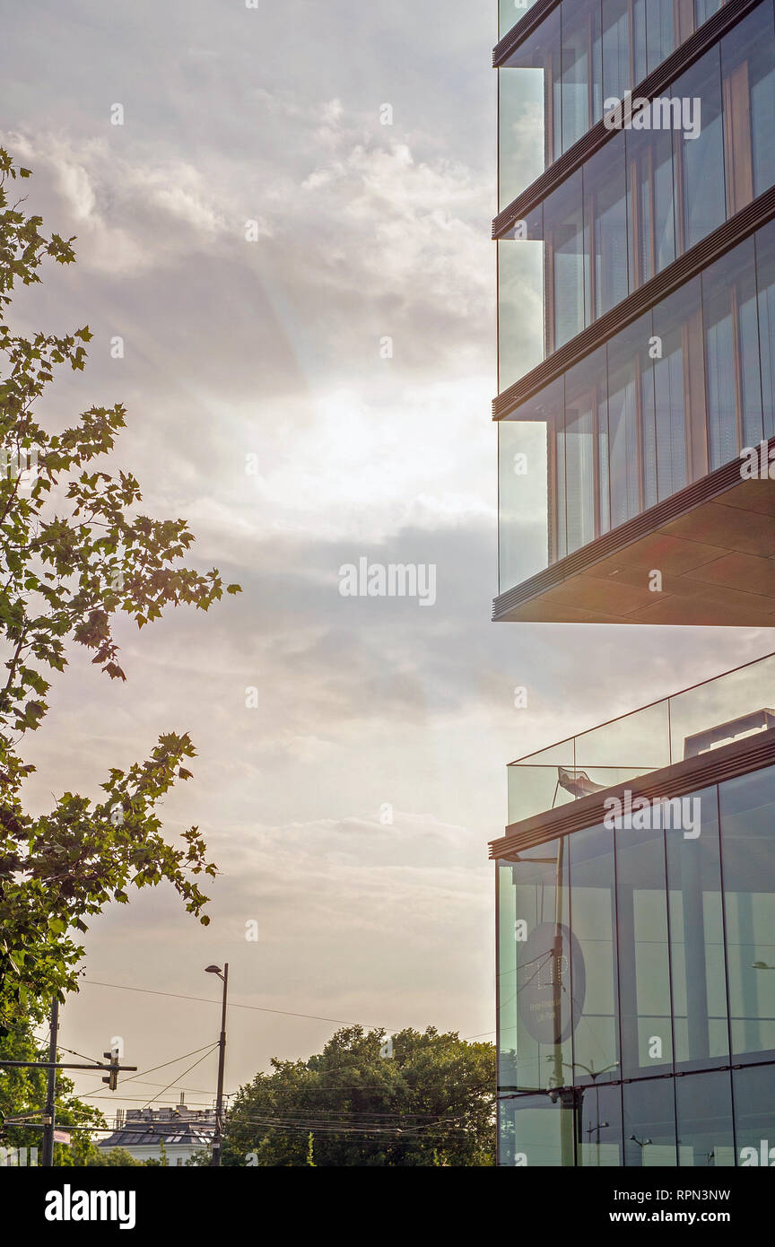 Ein Detail Eines der Gebäude des neuen Stadtteils der erste Campus, von Henke Schreieck Studio, Wien, Österreich projiziert Stockfoto