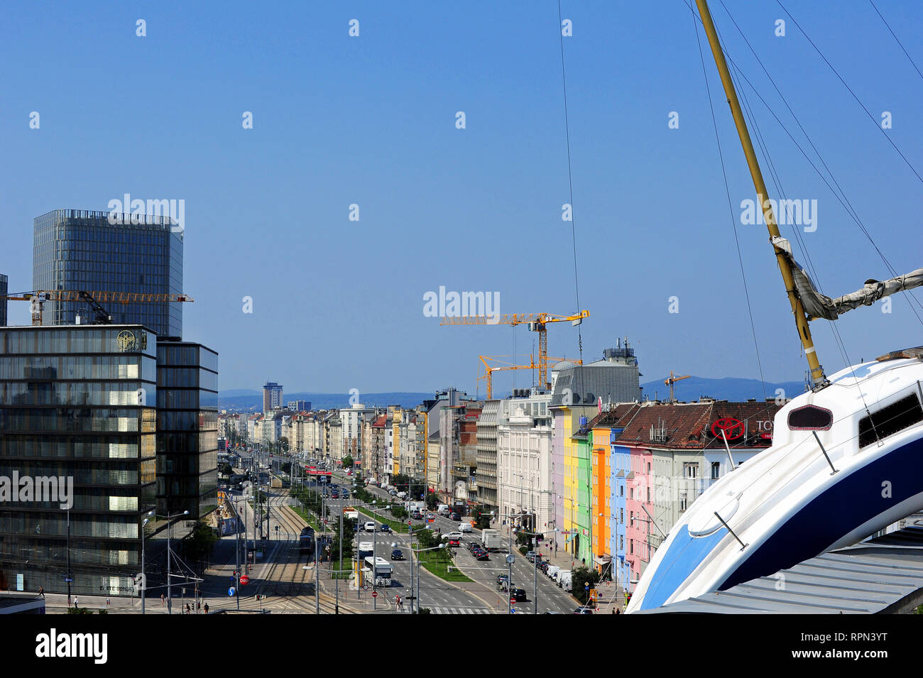 "Misconceivable", eine Installation, eine lebensgroße Segelboot über die Dachkante des Hotel Daniel, Wien lehnend. Stockfoto