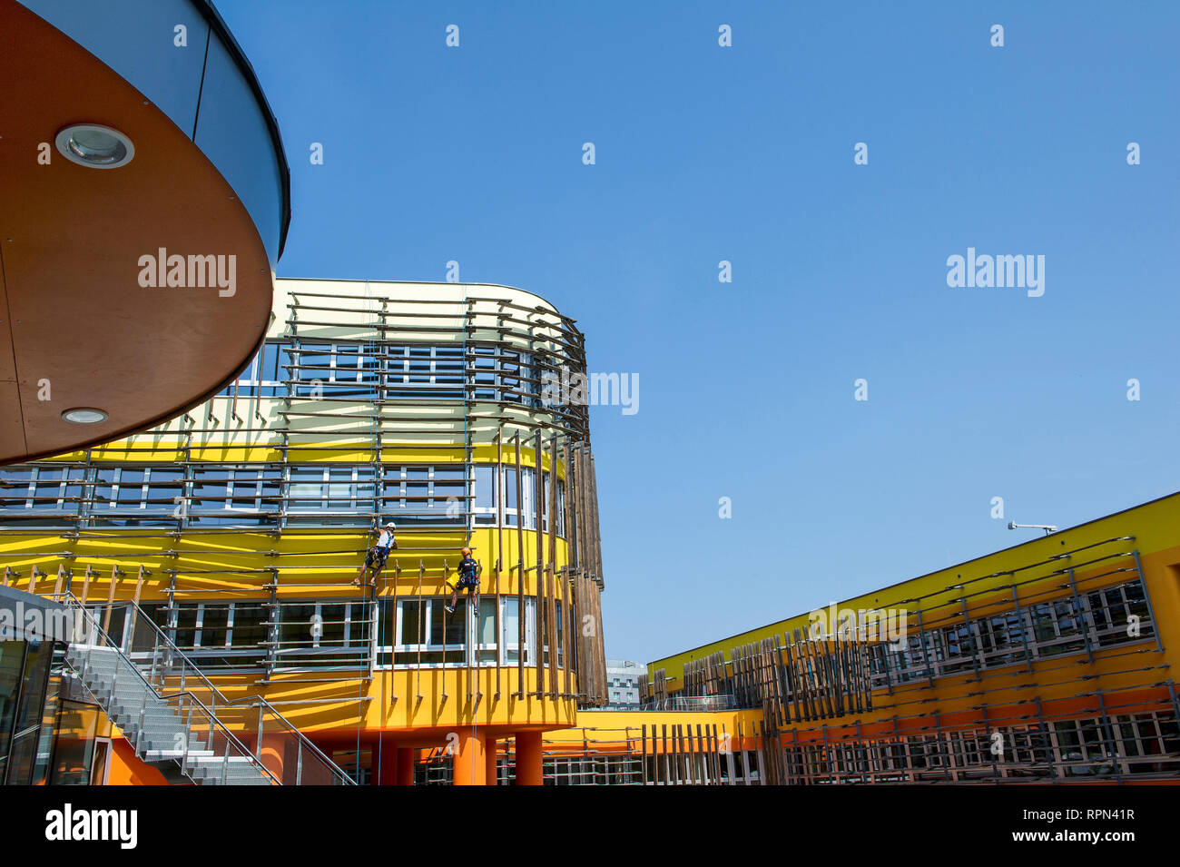 Zwei Arbeitnehmer bei der Arbeit auf einem der Gebäude der neuen Campus WU, WU Wien, Wien, Österreich Stockfoto
