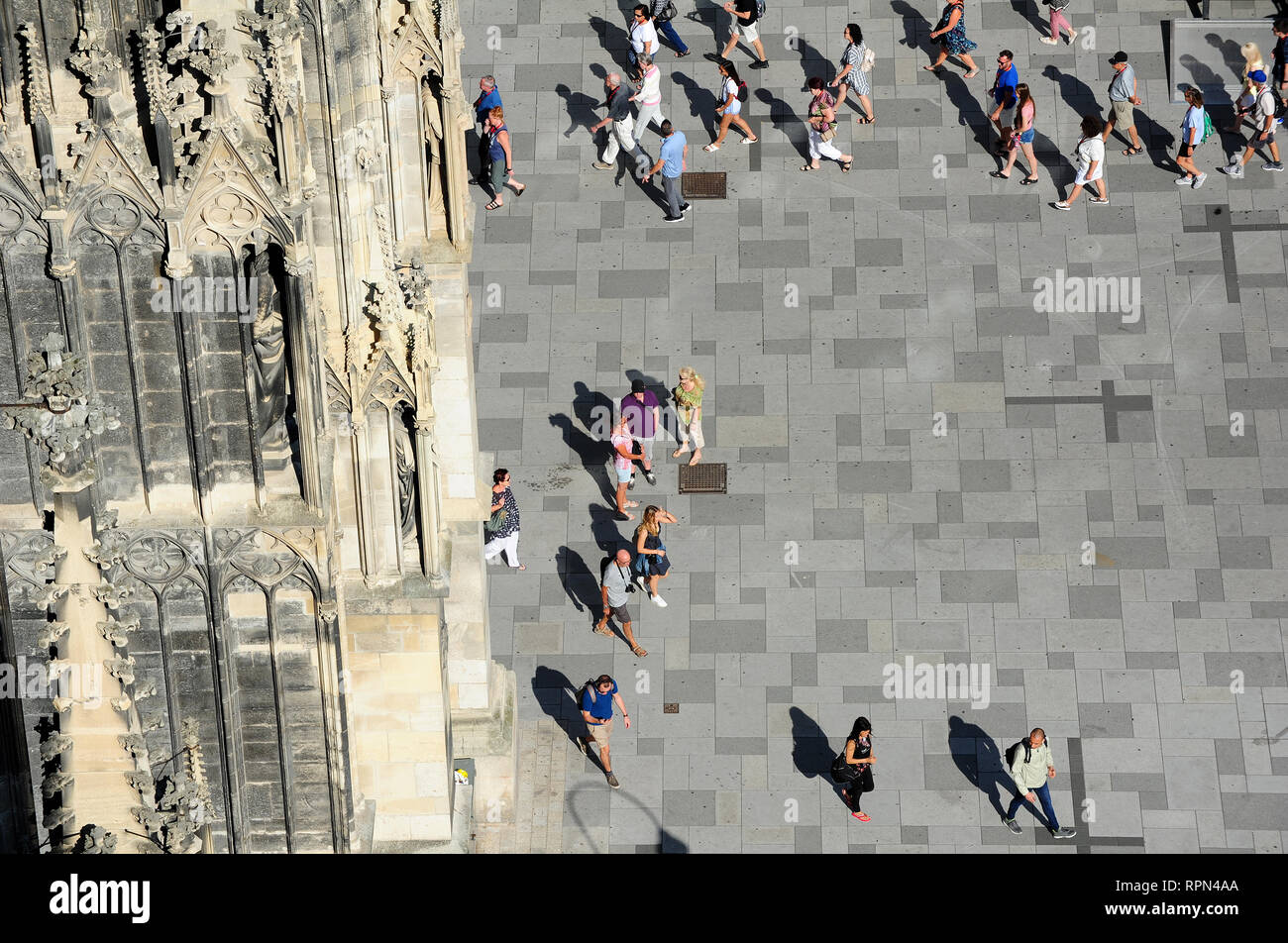 Ansicht von oben von Menschen zu Fuß auf das kürzlich renovierte Pflaster des Platzes der Stephansdom, Wien, Österreich Stockfoto