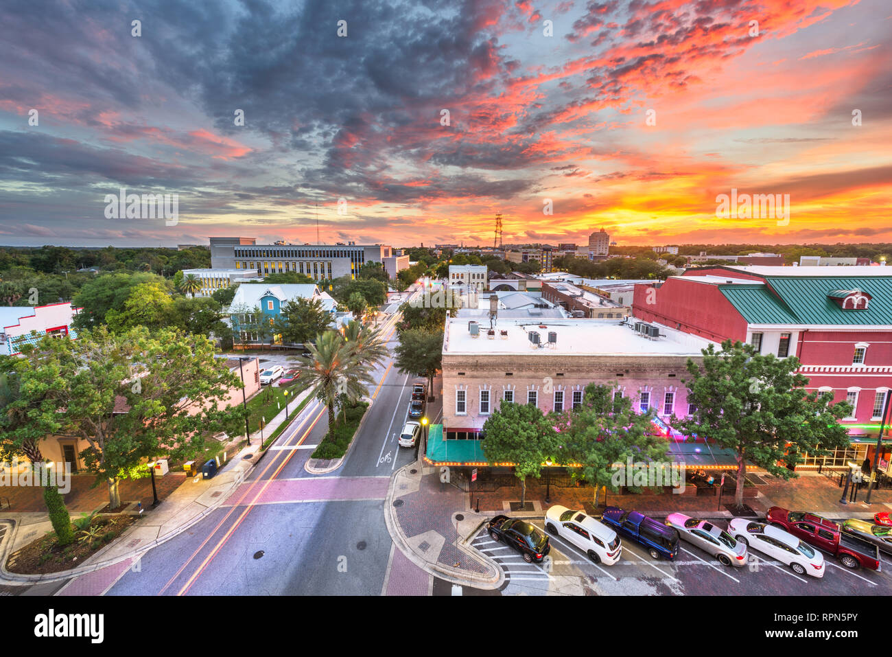 Gainesville, Florida, USA downtown Stadtbild in der Abenddämmerung. Stockfoto