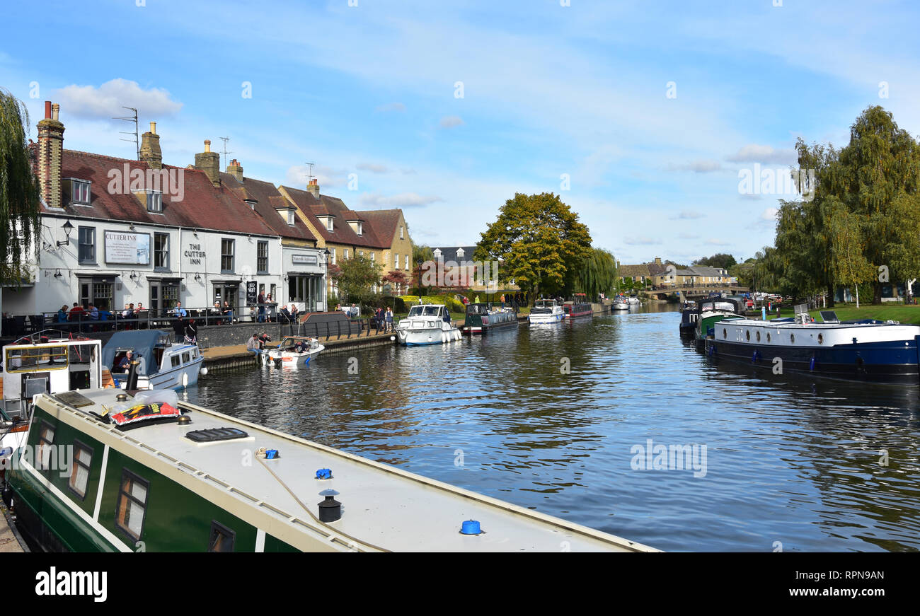 Ely, Cambridgeshire am 7. Oktober 2018 - Menschen genießen die Riverside im Ely an einem sonnigen Sonntag Nachmittag im Herbst Ansätze Stockfoto