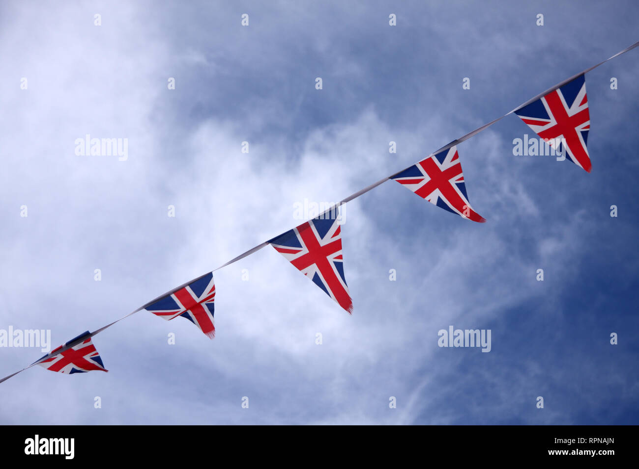 Britische Union Jack-Fahnen in blauem Himmel zur Feier der britischen Kultur Stockfoto