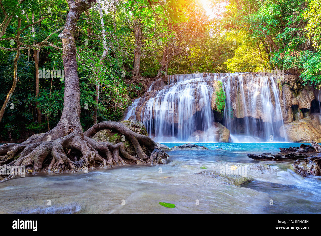 Erawan Wasserfall in Thailand. Schönen Wasserfall mit Emerald Pool in der Natur. Stockfoto