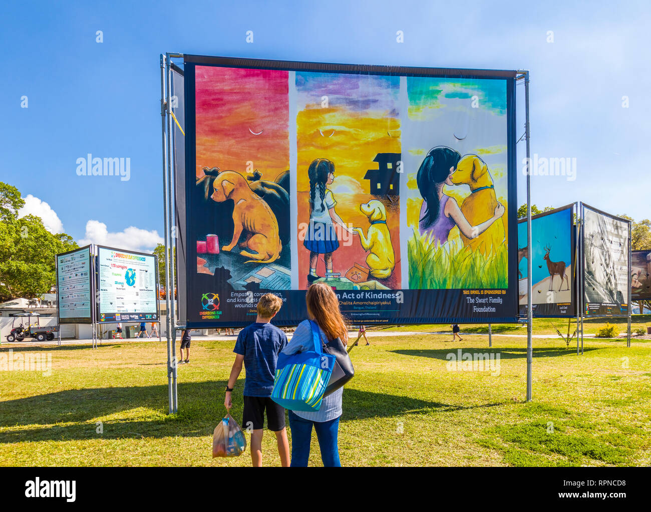 Umarmen unsere Unterschiede im Bayfront Park Anzeige in Sarasota Florida Stockfoto