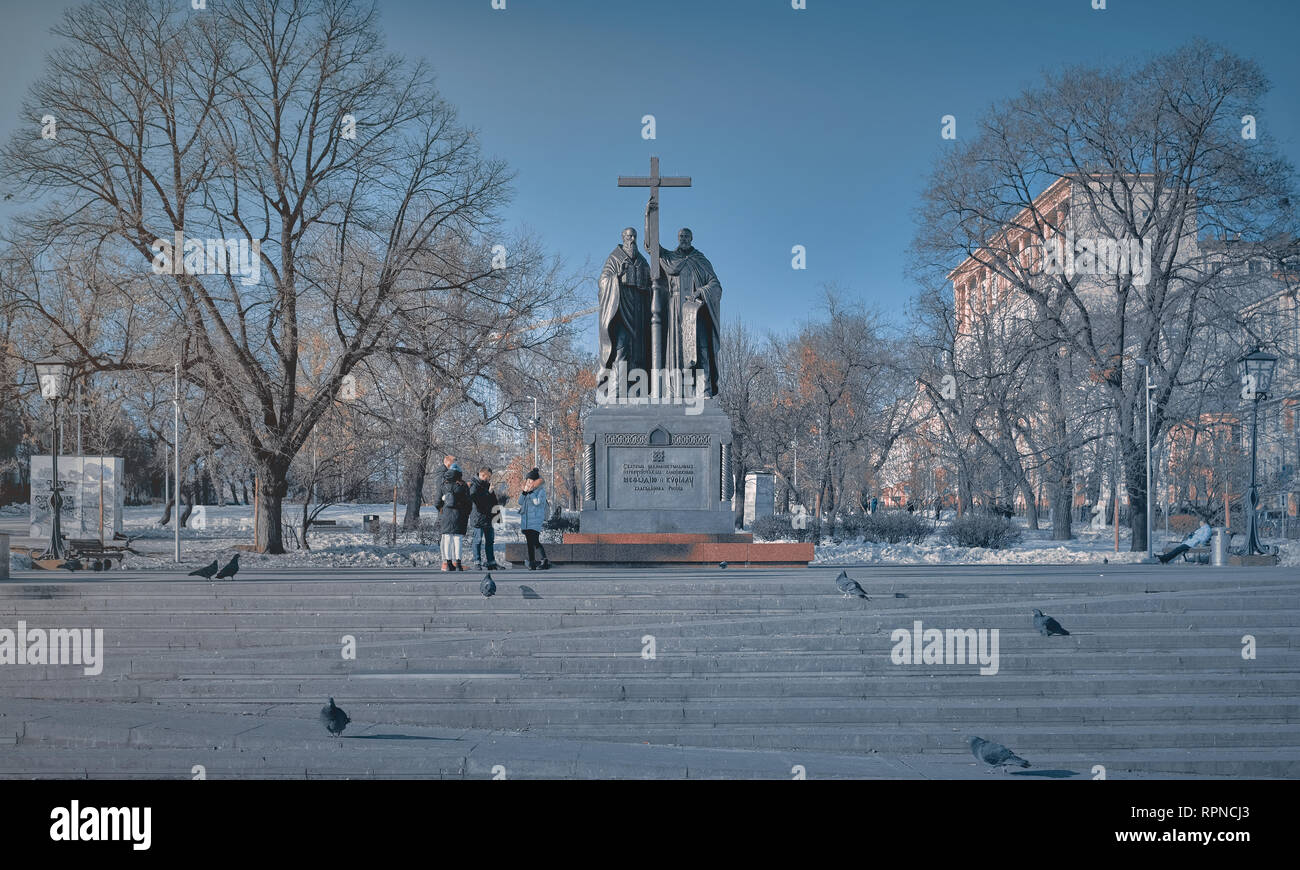 Moskau, Russland - 22. Feb. 18: Zwei Figuren mit einem großen Kreuz und der Heiligen Schrift sind die Gedenkstätte für Kyrill und Methodius, gegenüber von einem der 19. Stockfoto