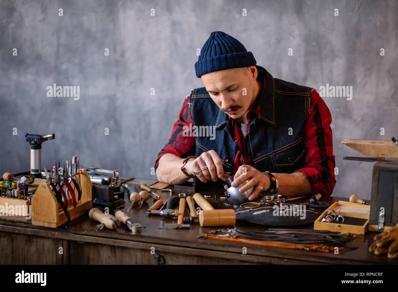 Schmuck - Handlungskompetenz. Fähigkeiten der Silberschmied. Bis schließen Foto Stockfoto