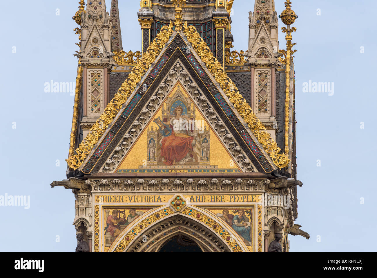 Das Albert Memorial, verzierte gotische Denkmal der Erinnerung an die verstorbenen Fürsten Albert und öffnete nur 11 Jahre nach seinem Tod. Die Kensington Gardens, London. Stockfoto