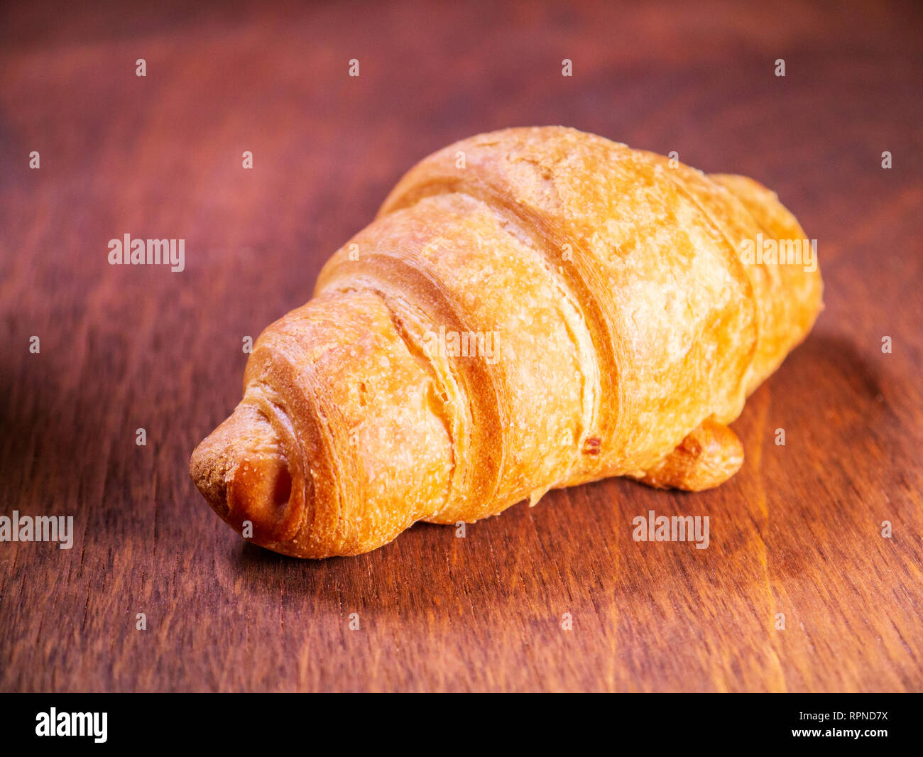 Frisches croissant Cherry legt auf einen hölzernen Tisch. Roll Stockfoto