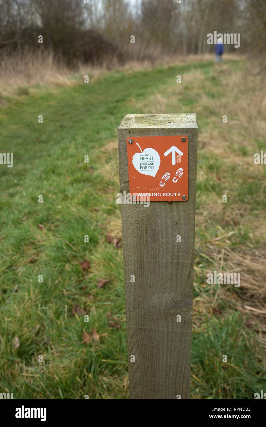 Namensschild mit Wegbeschreibungen der Wanderweg, ein Herz von England Wald, Dorsington, Warwickshire, Großbritannien Stockfoto