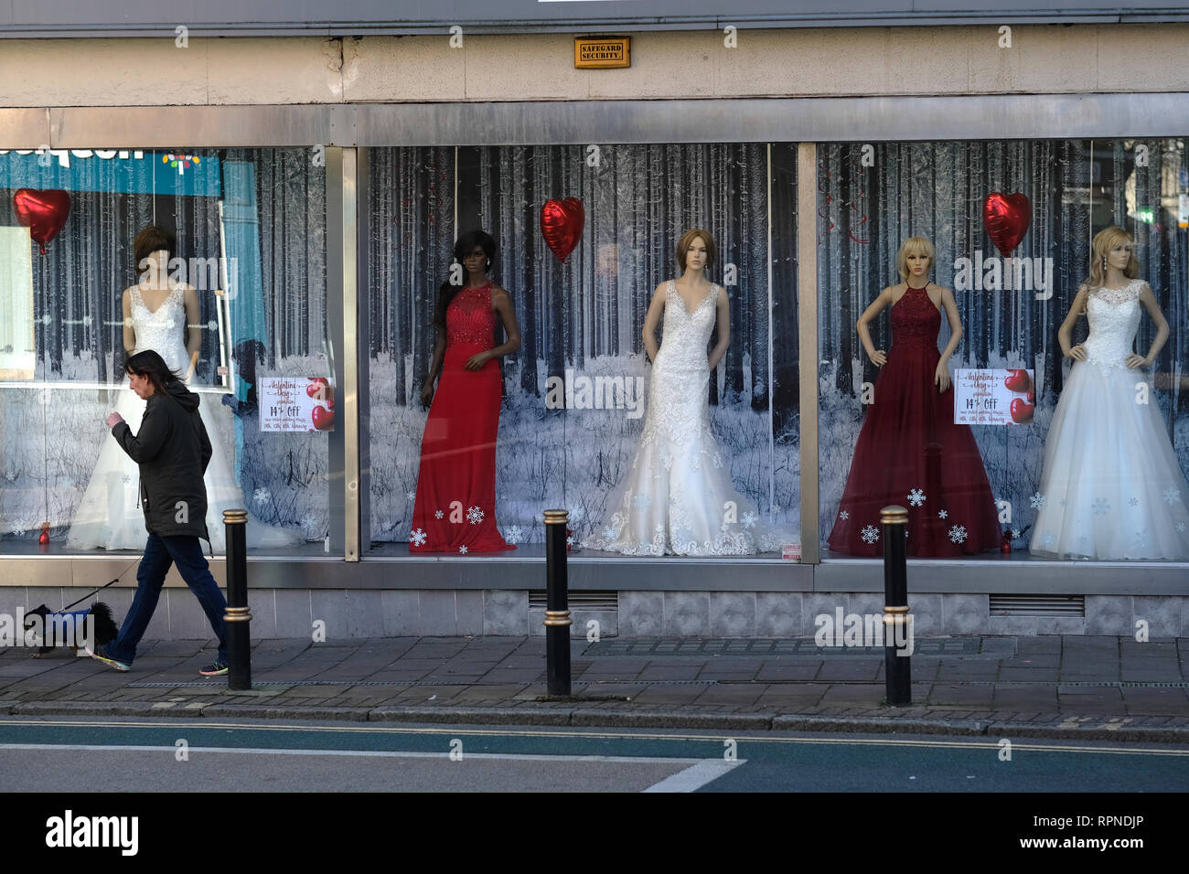 Eine Frau geht über einen Wedding Dress Shop in Exeter, UK. Stockfoto