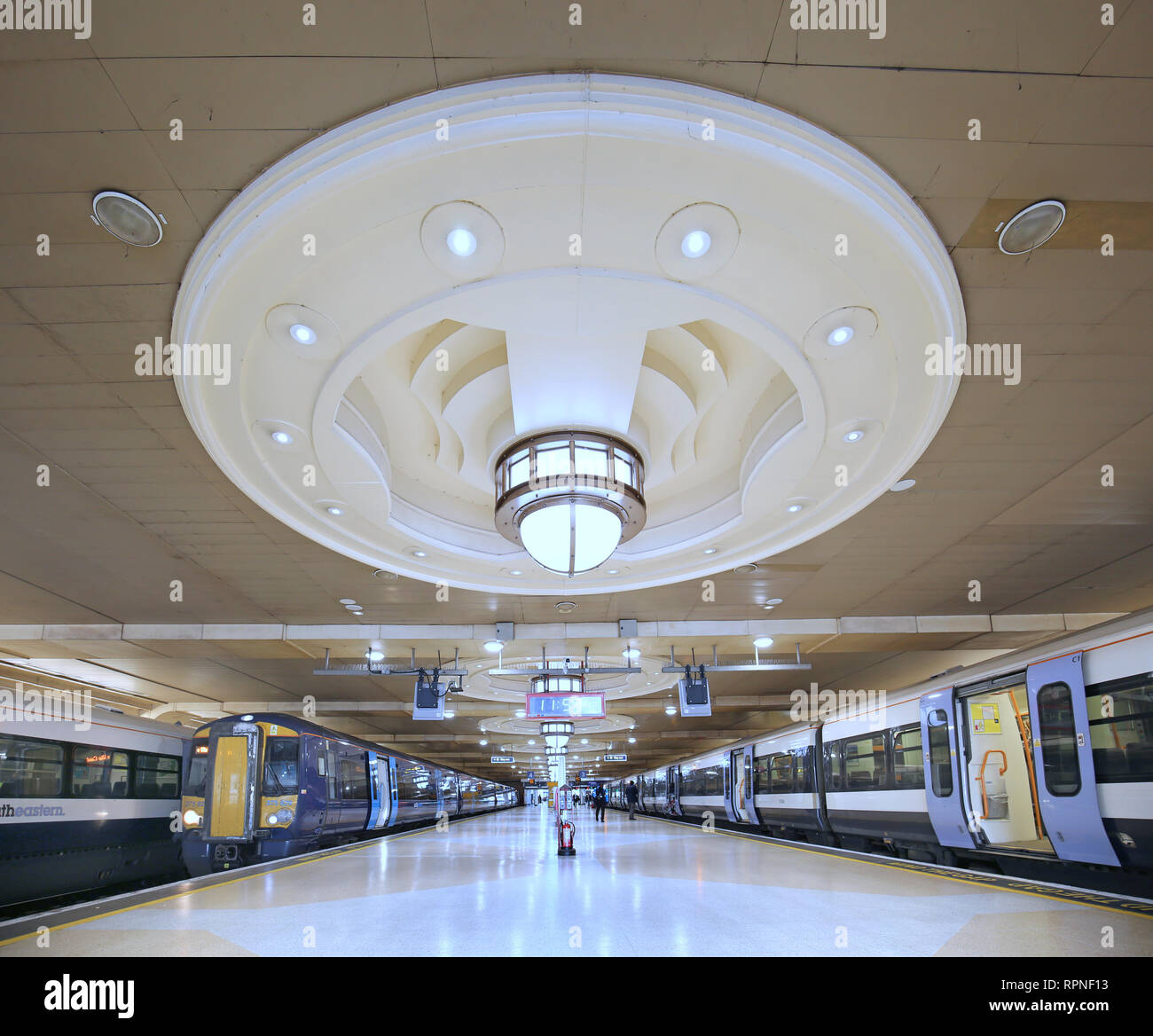 Plattform in der Londoner Charing Cross Bahnhof zeigt die Decke im Art déco-Stil Beleuchtung im Laufe der 90er Jahre Wiederaufbau installiert. Stockfoto