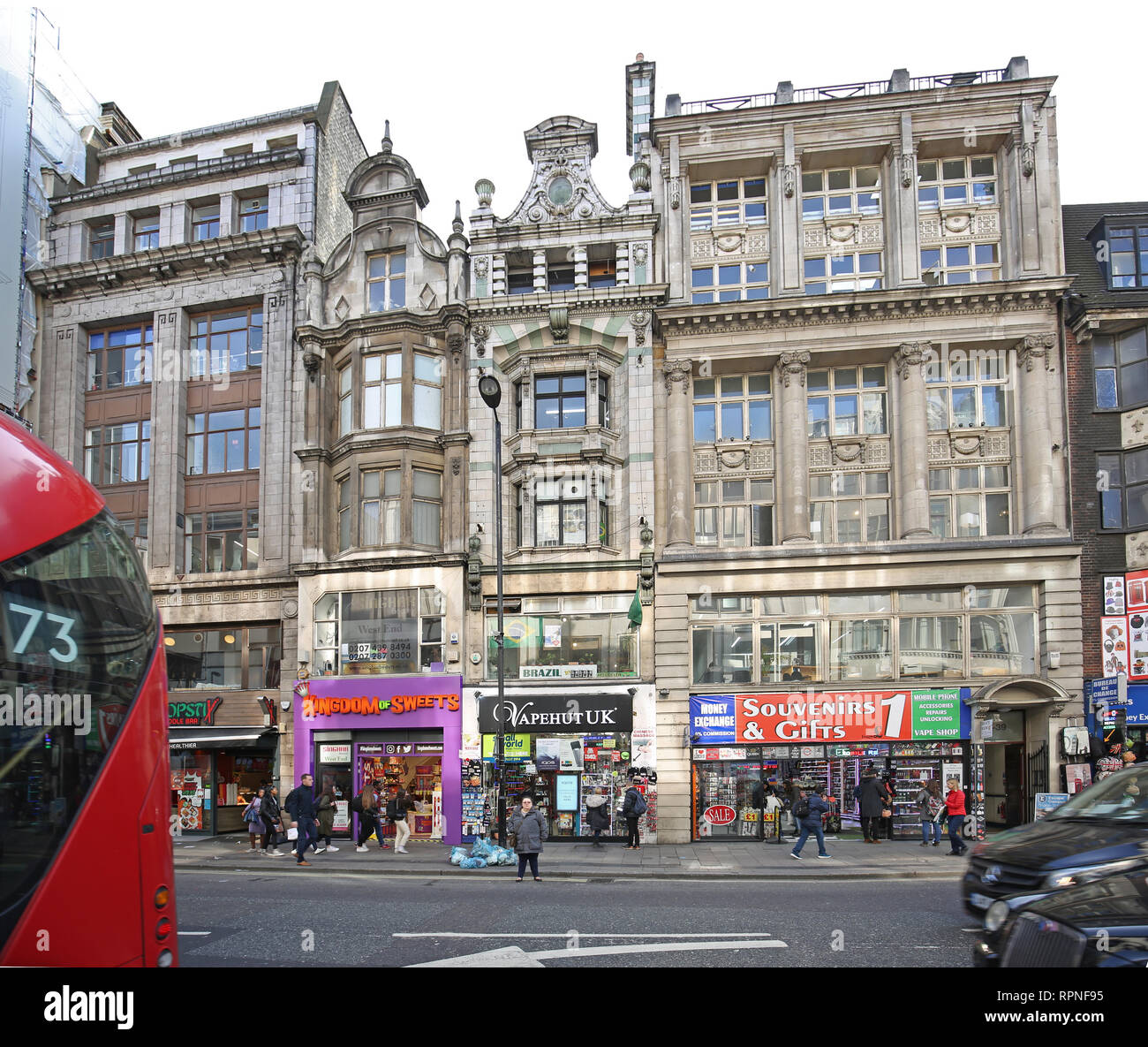 Tacky Souvenir- und Geschenkeladen auf dem Londoner Oxford Street, in der Nähe der Tottenham Court Road. Stockfoto