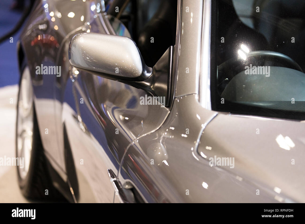 Außenspiegel auf einem modernen Luxus Sportwagen Stockfoto