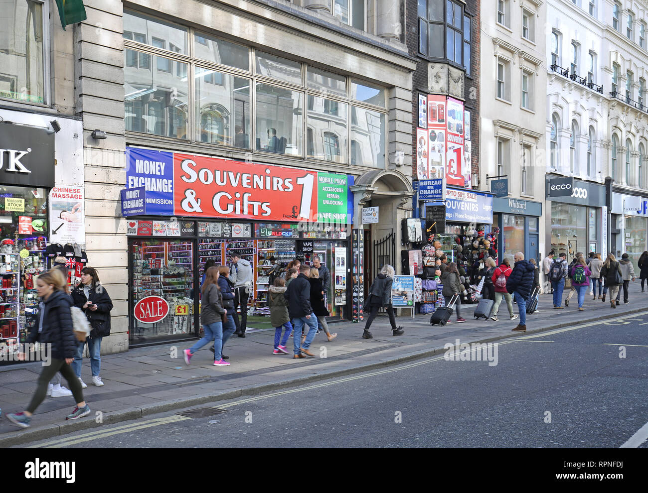 Tacky Souvenir- und Geschenkeladen auf dem Londoner Oxford Street, in der Nähe der Tottenham Court Road. Stockfoto