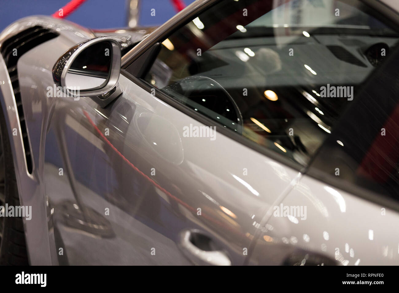 Außenspiegel auf einem modernen Luxus Sportwagen Stockfoto
