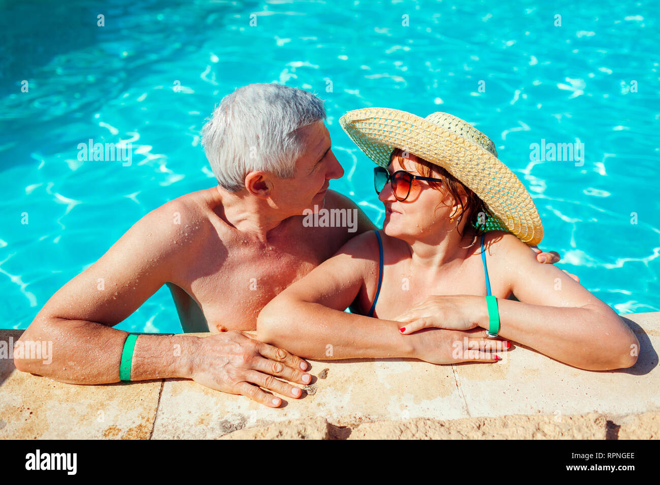 Senior paar Entspannen im Pool. Glückliche Menschen genießen Sommer Urlaub. All inclusive. Stockfoto Senior paar Entspannen im Pool. Glückliche Menschen genießen Sommer Urlaub. All inclusive. Stockfoto