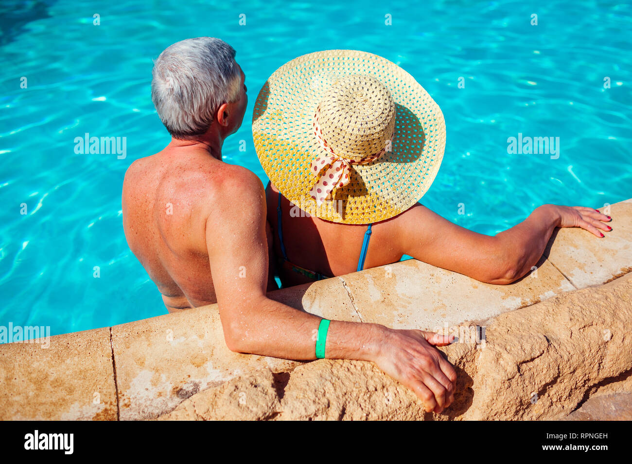 Senior paar Entspannen im Pool. Glückliche Menschen genießen Sommer Urlaub. All inclusive. Stockfoto Senior paar Entspannen im Pool. Glückliche Menschen genießen Sommer Urlaub. All inclusive. Stockfoto
