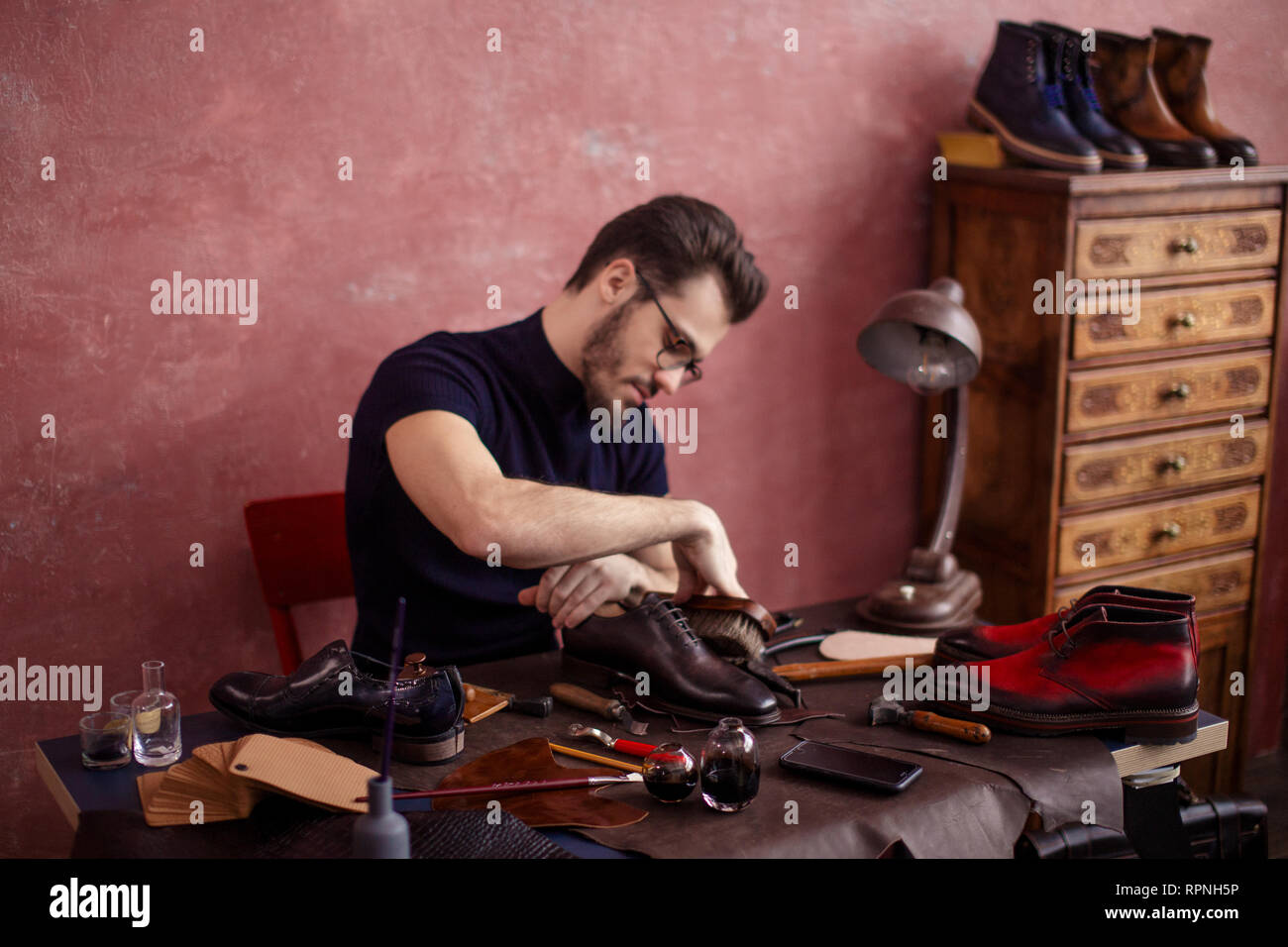 Lederkleid Stockfotos und -bilder Kaufen - Alamy