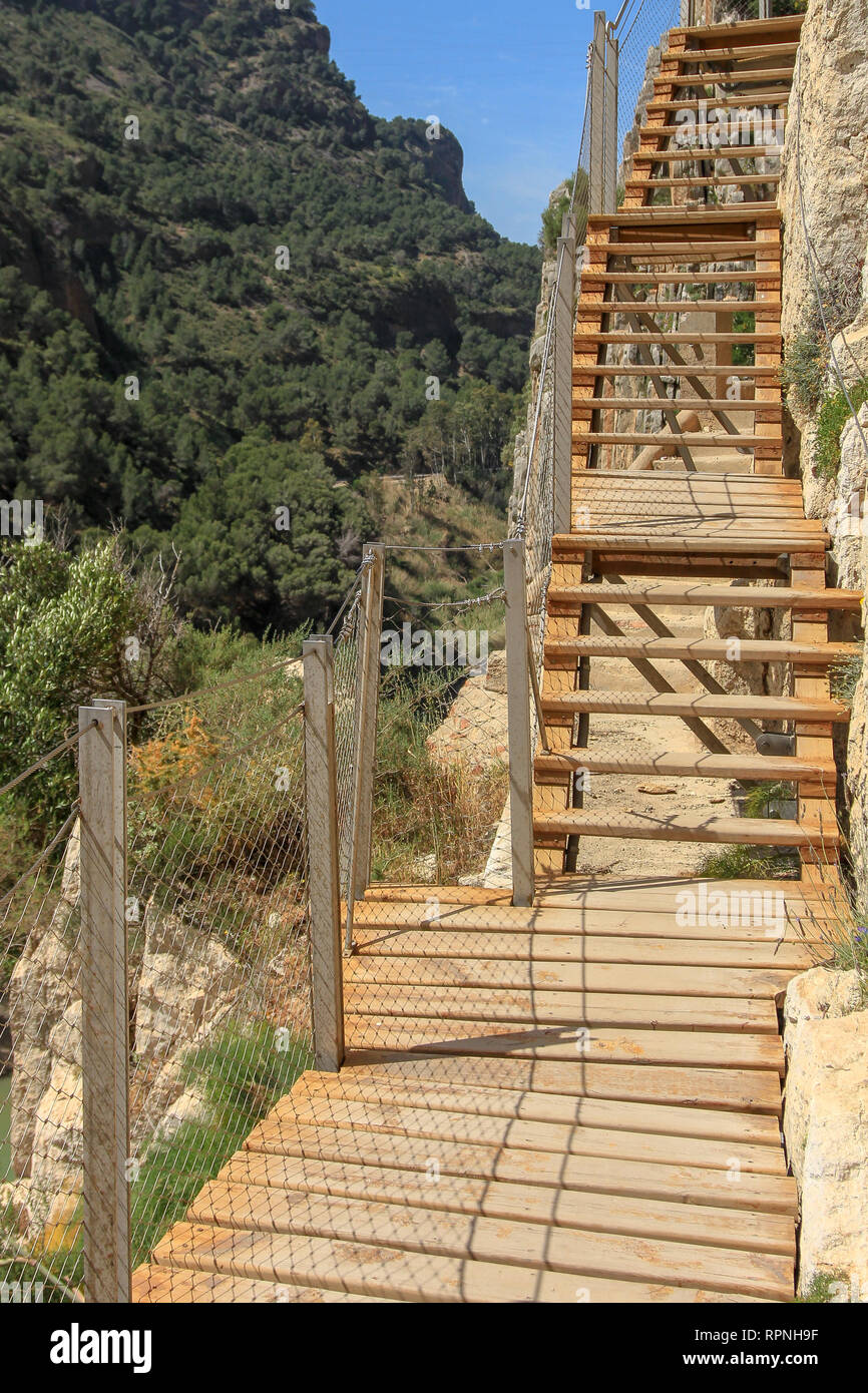 Caminito del Rey (des Königs Little Pfad) ist ein Gehweg, festgesteckt entlang der steilen Wände in den Desfiladero de los Gaitanes (gaitanes Schlucht) Stockfoto