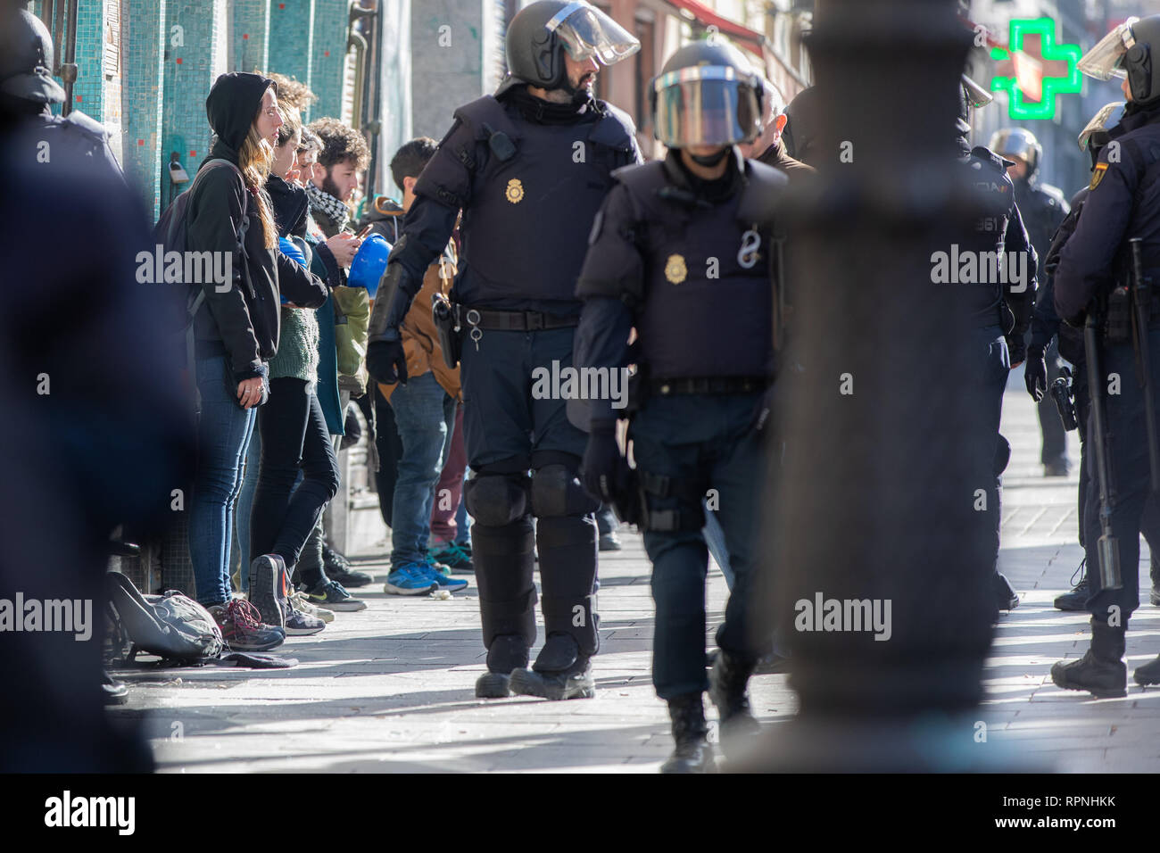 Aktivisten gesehen der Polizei bei der Räumung verhaftet. Vier Familien mussten ihre Häuser verlassen, um 11 Argumosa Straße in Madrid entfernt, weil Sie nicht die Miete, die um 300% gestiegen war, leisten konnten. Die nationale Polizei die Räumung Aufträge durchgesetzt, obwohl der Druck, Aktivisten, die sich dort versammelt hatten. Stockfoto