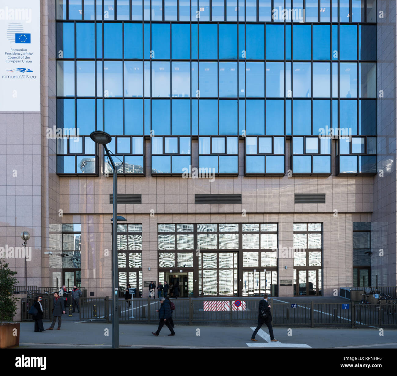 Stadt Brüssel/Belgien - 02 15 2019 - Fassade des Hauses Europa, annuncing der rumänischen Präsidentschaft des Rates der Europäischen Union. Stockfoto