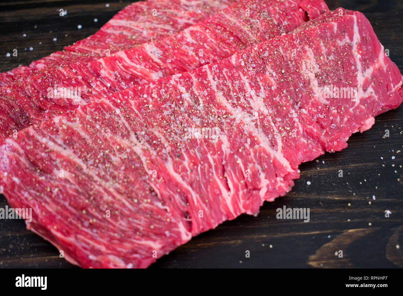 Raw Klappe Steak mit Salz und Pfeffer gewürzt Stockfoto