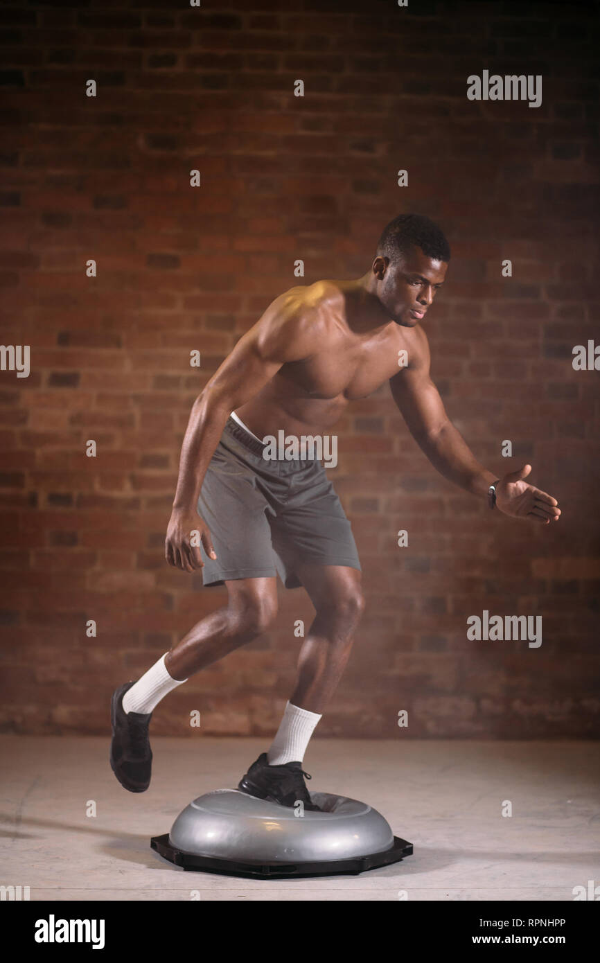 Afrikanische shortless Sportler sie Ubung auf bosu Ball in crossfit Workout Fitnessstudio Stockfotografie Alamy