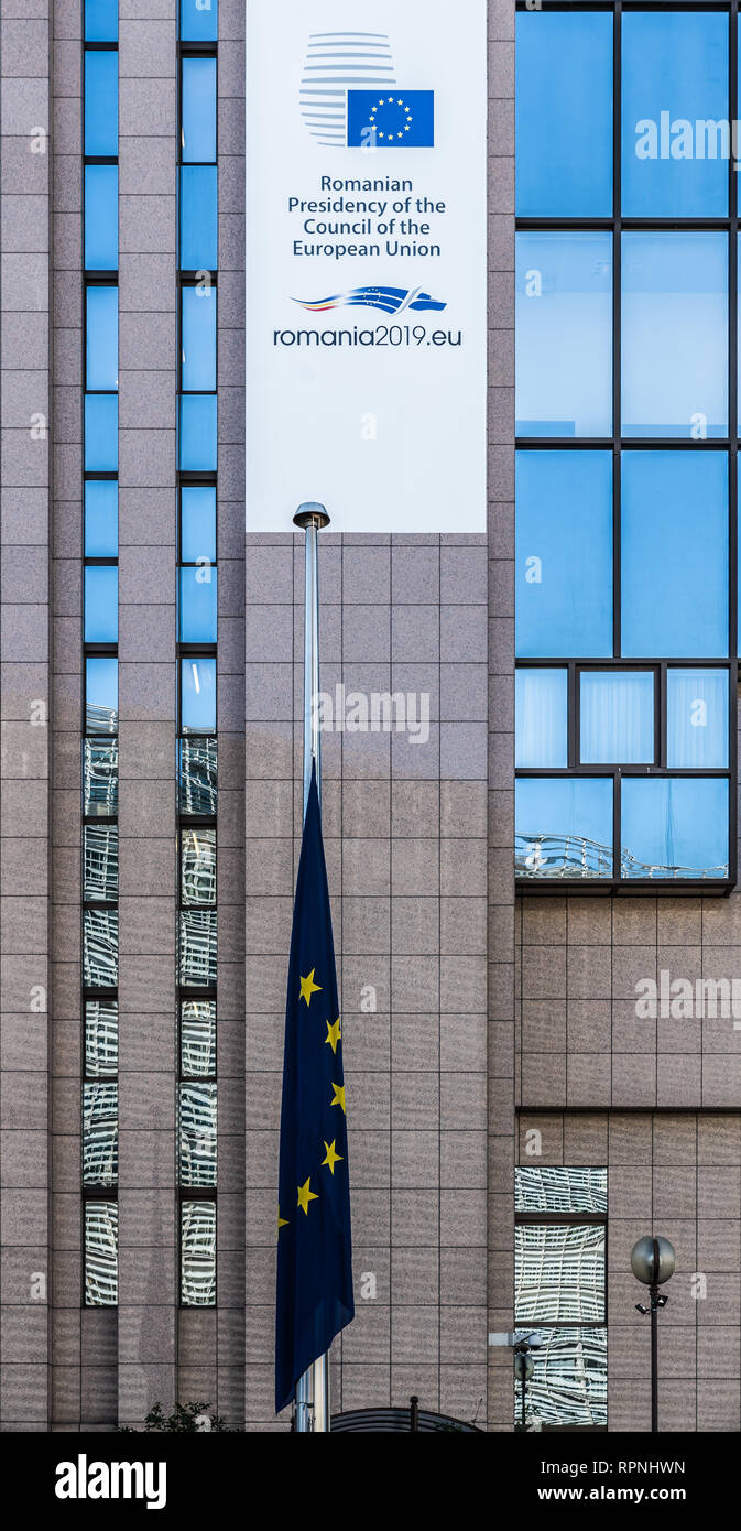 Stadt Brüssel/Belgien - 02 15 2019 - Fassade des Hauses Europa, annuncing der rumänischen Präsidentschaft des Rates der Europäischen Union. Stockfoto