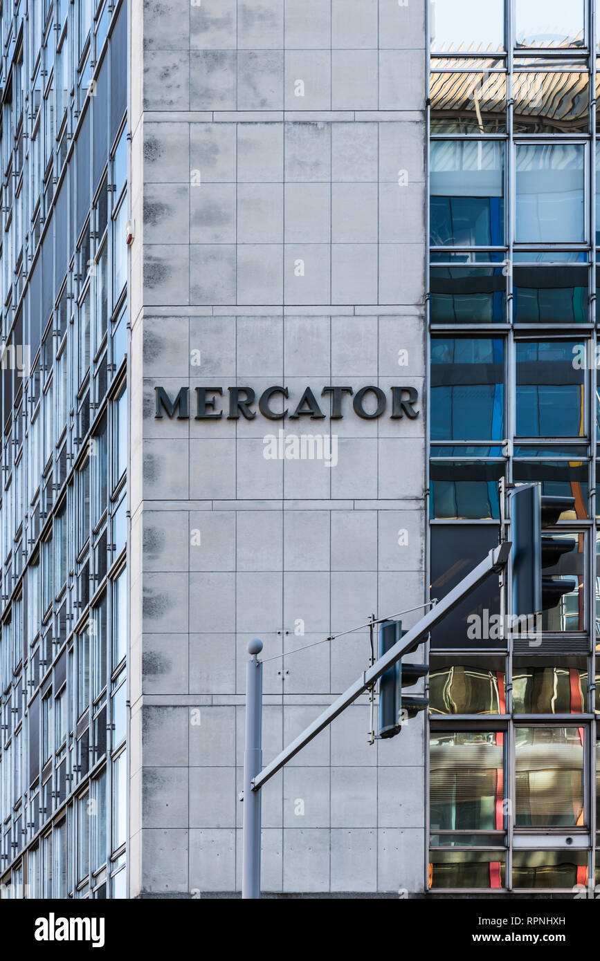Stadt Brüssel/Belgien - 02 15 2019: Rechteckige moderne Fassade des Mercator Versicherung an der Rue de la Loi Stockfoto