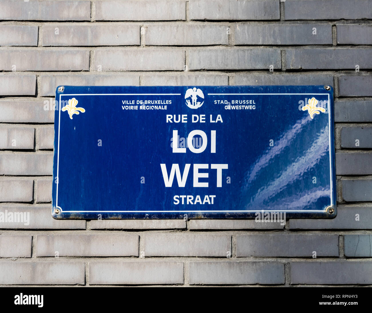 Stadt Brüssel/Belgien - 02 15 2019: straßenname Tag auf einem Backstein Fassade der Rue de la Loi - wetstraat - Gesetz der Straße in der Europäischen und Business q Stockfoto