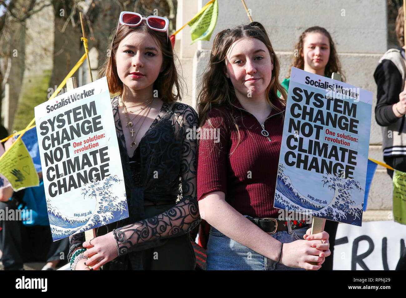 Die Demonstranten werden gesehen, Plakate während des Protestes. Jugendliche, Lehrer und Eltern Protest zu verlangen, dass das Klima und die ökologische Krise als pädagogische Priorität und dass die Studenten, die Wahrheit über die Welt, die sie erben werden unterrichtet, quittiert wird. Stockfoto