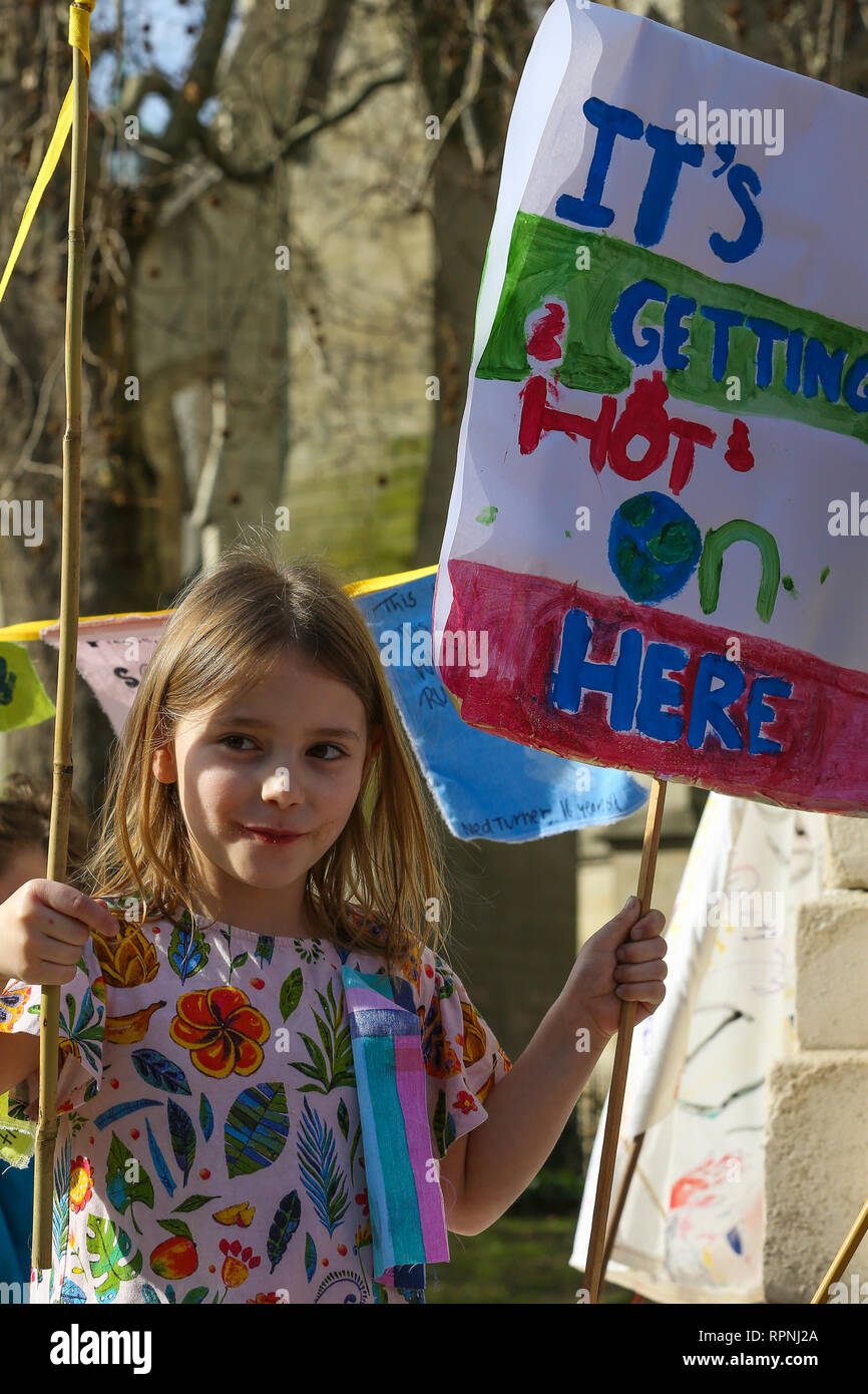 Ein Mädchen gesehen, die eine Plakette während des Protestes. Jugendliche, Lehrer und Eltern Protest zu verlangen, dass das Klima und die ökologische Krise als pädagogische Priorität und dass die Studenten, die Wahrheit über die Welt, die sie erben werden unterrichtet, quittiert wird. Stockfoto