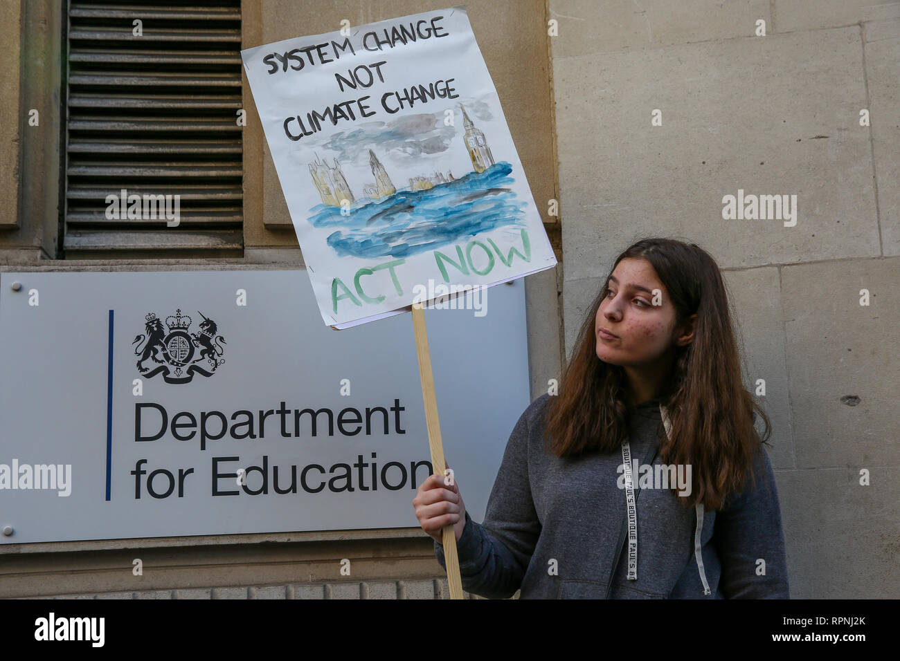 Ein Student wird gesehen, mit einem Schild während des Protestes. Jugendliche, Lehrer und Eltern Protest zu verlangen, dass das Klima und die ökologische Krise als pädagogische Priorität und dass die Studenten, die Wahrheit über die Welt, die sie erben werden unterrichtet, quittiert wird. Stockfoto