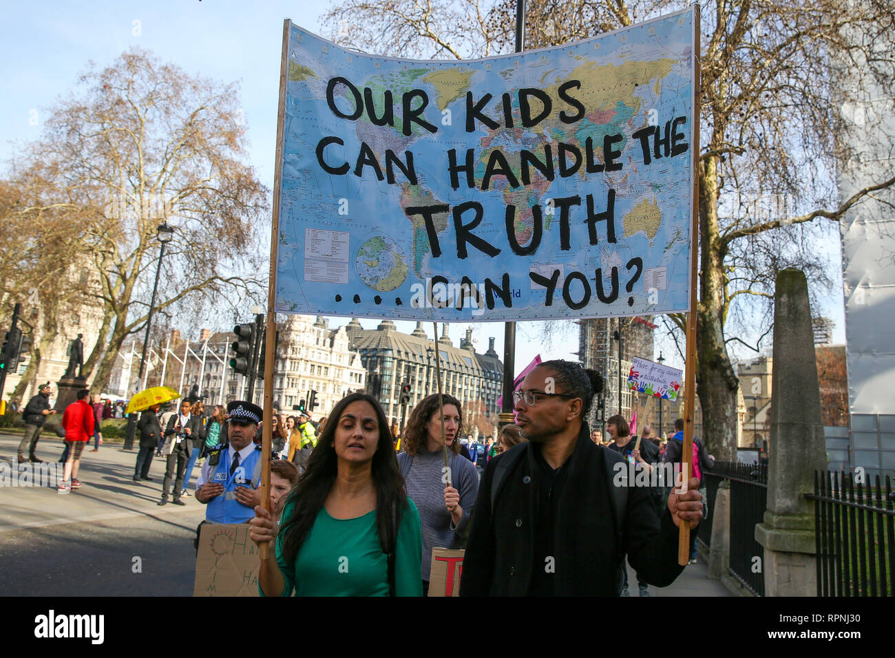 Die Demonstranten werden gesehen, halten ein Banner während des Protestes. Jugendliche, Lehrer und Eltern Protest zu verlangen, dass das Klima und die ökologische Krise als pädagogische Priorität und dass die Studenten, die Wahrheit über die Welt, die sie erben werden unterrichtet, quittiert wird. Stockfoto