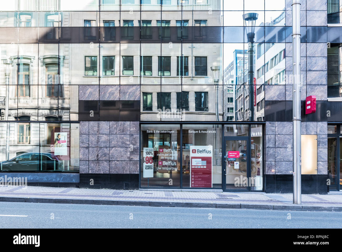 Stadt Brüssel/Belgien - 02 15 2019: Fassade eines großen Belfius Banken und Versicherungen Agentur mit Stahl und Glas, Spiegeln die oppositie Seite von Stockfoto
