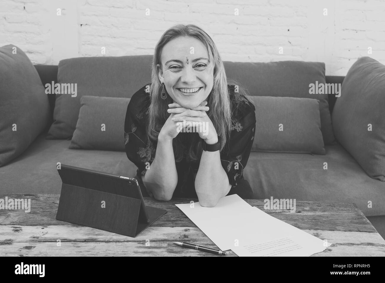 Porträt eines erfolgreichen Unternehmer Frau auf digitalen Tisch zu Hause arbeiten Starten online Creative Business ganzheitliche Gesundheit in freier Onli Stockfoto