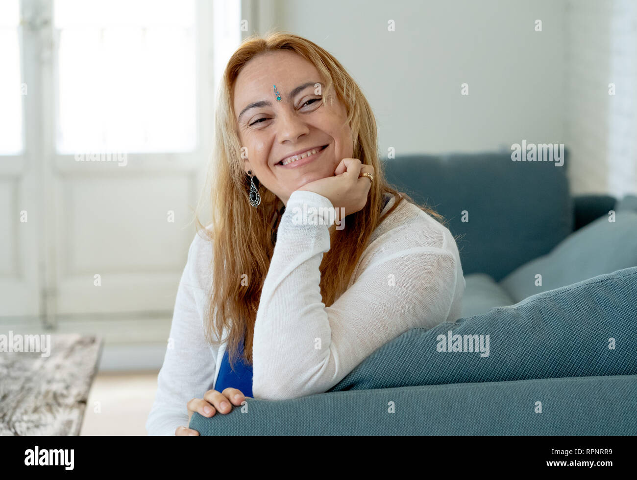 Porträt der schönen kaukasischen Frau mit einem Bindi in der Mitte ihrer Stirn Gefühl glücklich und friedlich mit ihren neuen gesunden und geistlichen Lifestyl Stockfoto