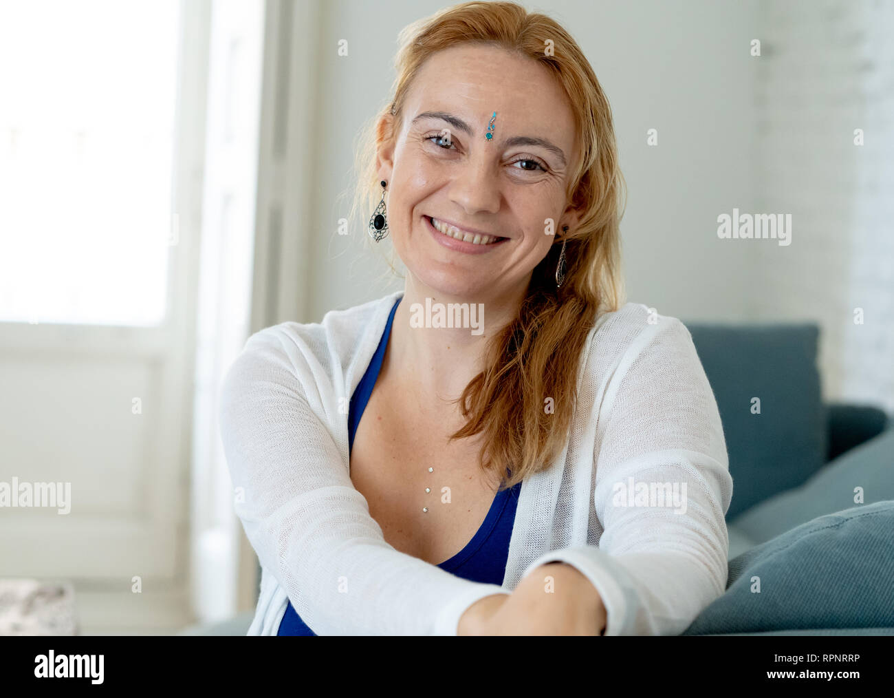 Porträt der schönen kaukasischen Frau mit einem Bindi in der Mitte ihrer Stirn Gefühl glücklich und friedlich mit ihren neuen gesunden und geistlichen Lifestyl Stockfoto