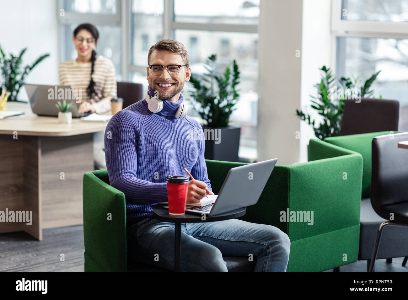 Gerne Büroangestellter demonstriert seine aufrichtigen Gefühle Stockfoto