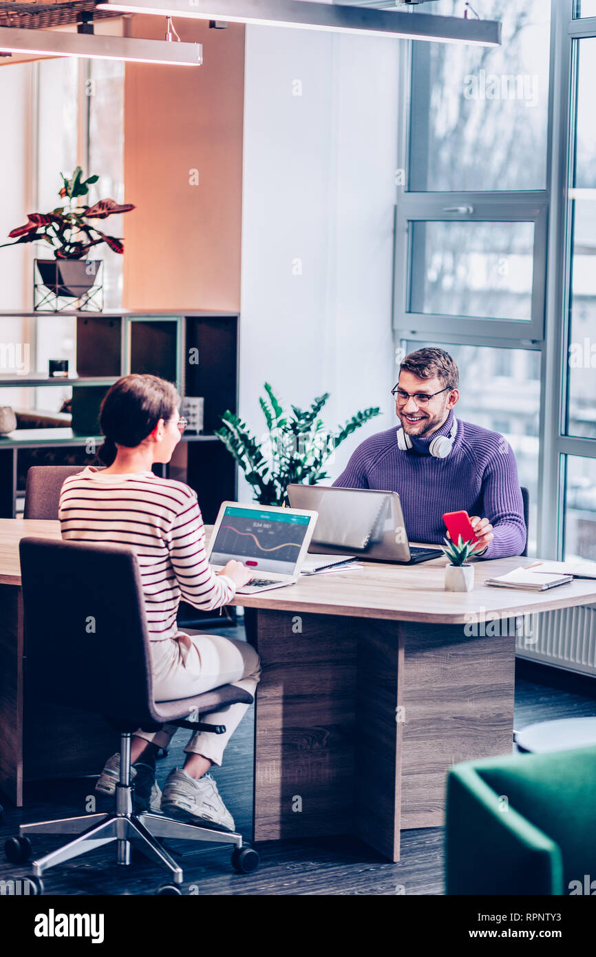 Hübscher junger Mann zu seinem Partner Stockfoto