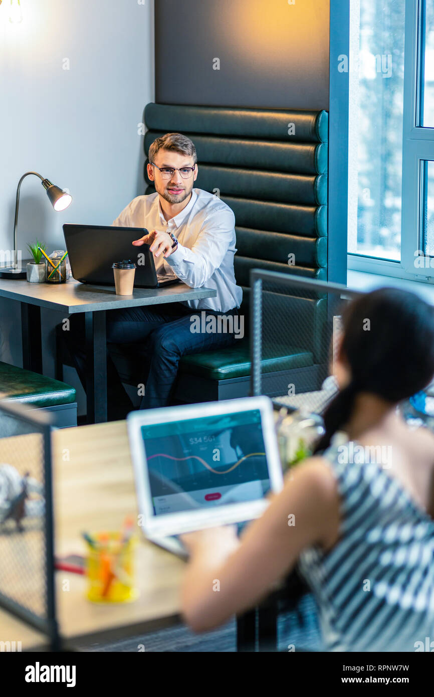 Begeistert junge männliche Person im Gespräch mit seinem Partner Stockfoto