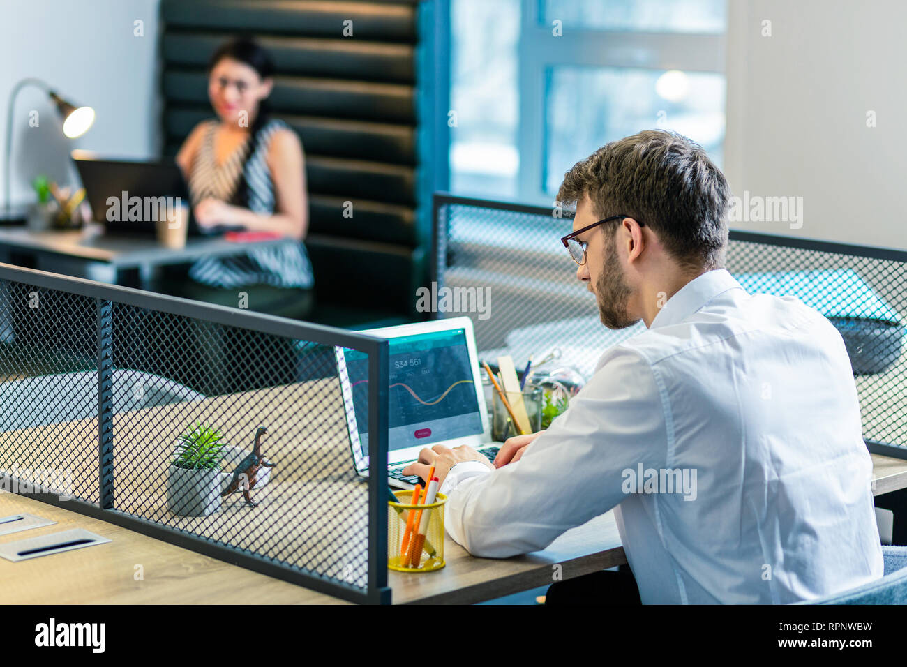 Ernsthafte brünett Mann an seinem Projekt arbeiten Stockfoto