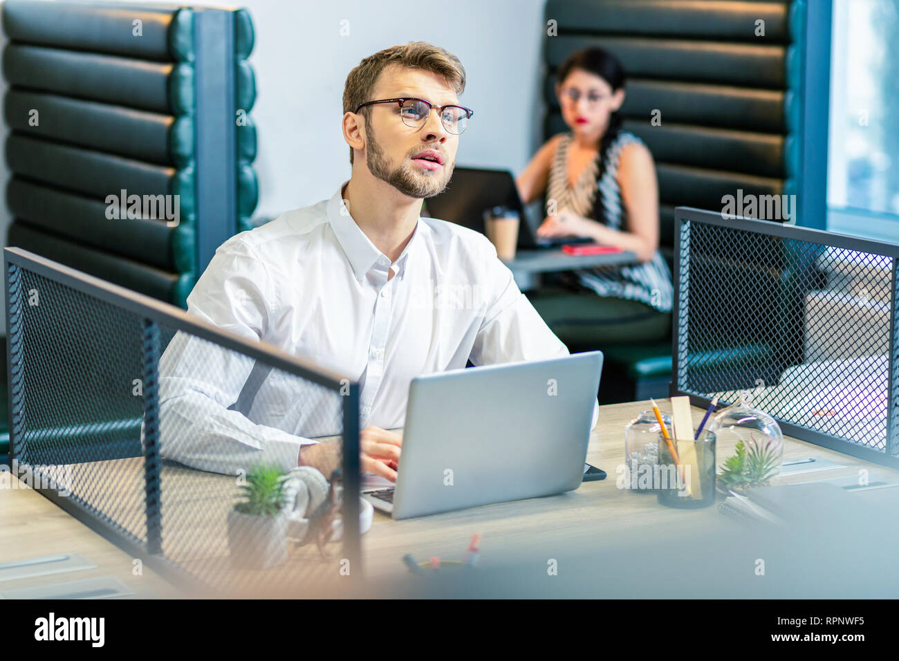 Silhouette der brünette Frau, dass die Arbeit im Büro Stockfoto