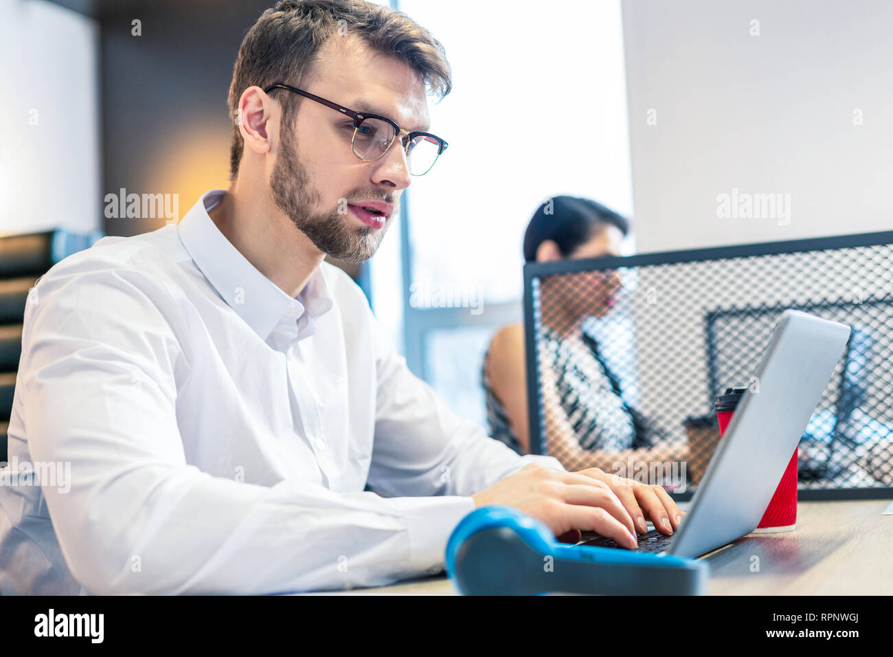 Konzentriert bärtiger Mann ernsthaft Projekt arbeiten Stockfoto