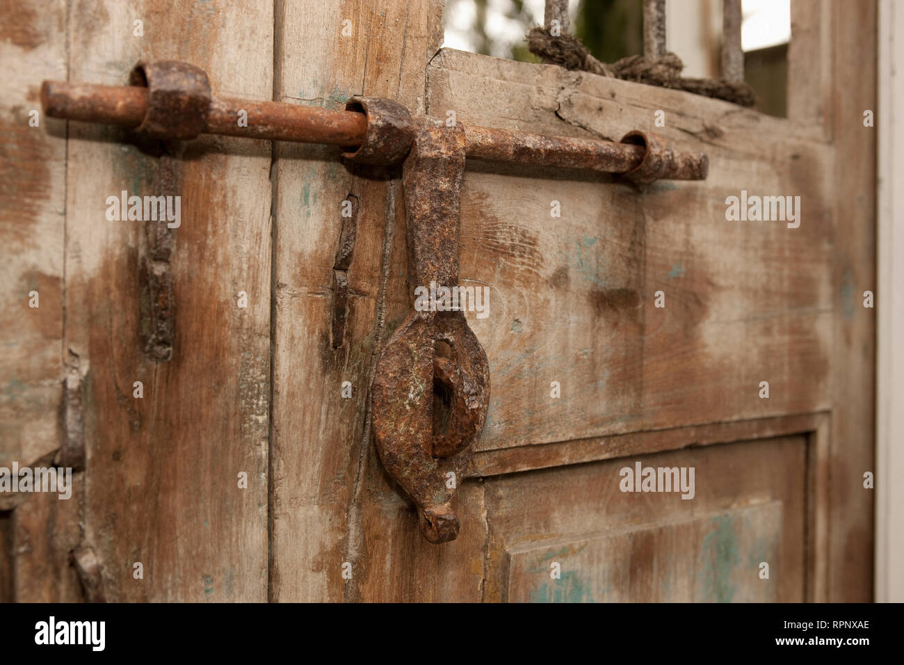 Alte Eisen-Türverriegelung auf Holztür Stockfotografie - Alamy